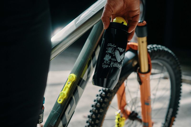 Fidlock TWIST Drikkeflaske 590ml + Sykkelbase 10 ÅRS JUBILEMUSFLASKE